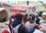 ''Бивши герои от пандемията'': Лекари и сестри в Румъния излязоха на протест