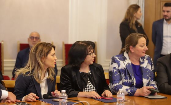 Рая Назарян, Теменужка Петкова и Деница Сачева на изслушването на парламента за нови съдии в КС