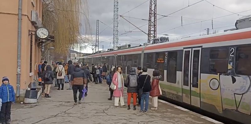 Влаковете по линията София - Перник се претовариха, хората чакат с часове