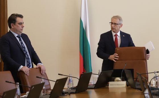 Асен Василев и Николай Денков на заседание на Министерски съвет