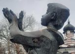 Бездомник откърти част от скулптурата Щастливеца в Плевен с чук (снимки)