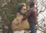 Съвременен будител: Самоук художник боядиса брадата и косата на паметник на Ботев