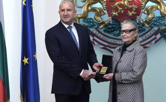 Президентът връчи почетен знак на Цветана Манева