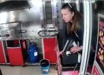 Зрелищен провал: Момиче опита да ограби заведение за бързо хранене в Казанлък (видео)