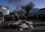 Протестиращи фермери палиха гуми пред европейските институции в Брюксел