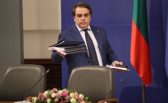 Асен Василев: Няма да вдигаме данъците