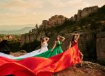 Видео: ''Летящите рокли'' с цветовете на трибагреника поздравяват българите за 3 март