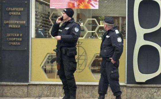 Една от многото двойки патрулиращи полицаи по столичния бул. Витоша