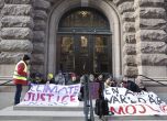 Грета Тунберг блокира входовете на шведския парламент заедно с група екоактивисти