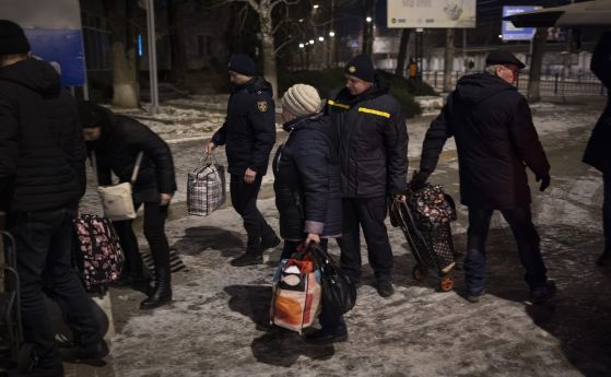 Хора с багажа си, преди да се качат на евакуационен влак в Суми, Украйна, 23 ноември 2023 г. Снимка: АП/Hanna Arhirova