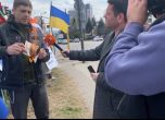 Руснакът Андрей Карпов изгори паспорта си пред руското посолство в София