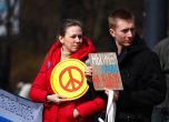 ''Путин терорист, съд и затвор'': Приключи протестът пред руското посолство в София