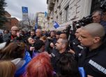 Здравни служители от училища и детски градини в София излязоха на протест