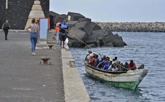Лодка с мигранти пристига на Канарските острови