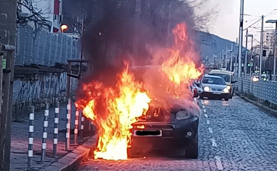 Джип се запали в центъра на София