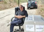 Кметът на кърджалийско село изнесе работното си място на пътя в знак на протест