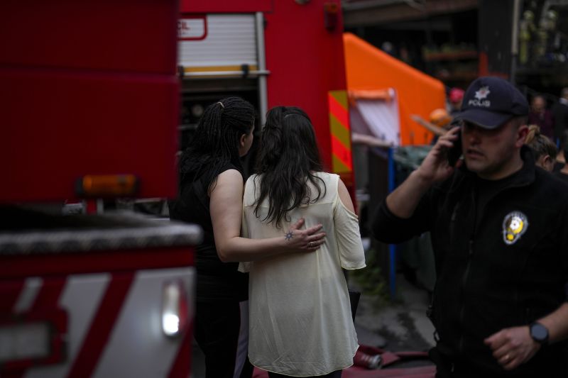 Поне 29 загинали в пожар след взрив в популярен нощен клуб в Истанбул  (снимки) - Свят