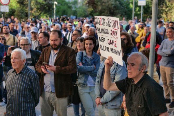 Граждани на протест пред МВР