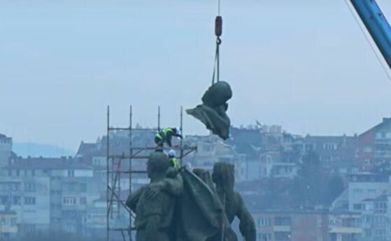 Областният управител на София поиска средства за реставрация на фигурите от Паметника на Съветската армия