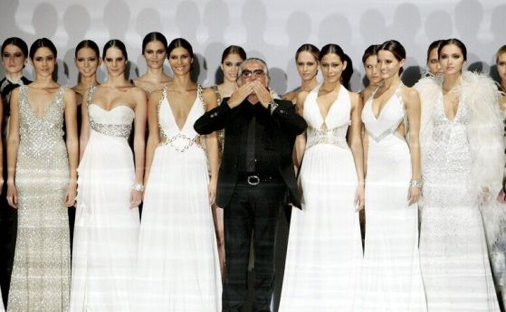 Роберто Кавали и негови модели по време на ревю