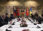 Турският президент Реджеп Тайип Ердоган приветства делегациите на Русия и Украйна на преговорите в Истанбул през 2022 г.