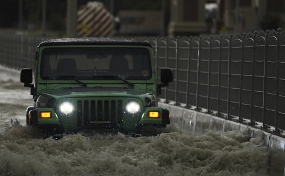 Невиждан от 75 години порой в ОАЕ, наводнения в Дубай и блокаж на едно от най-големите летища в света (снимки)