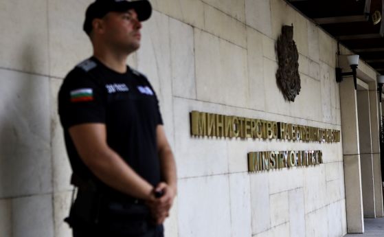 Трима задържани за имотни измами в Русе, сред тях и полицай