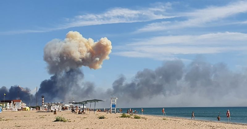 Стълб дим се издига над руската военновъздушна база 