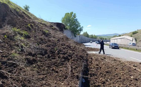 Срути се подпорна стена на магистрала Струма