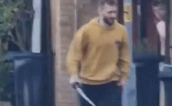 Мъж нападна с меч минувачи в Лондон, уби 14-годишно момче