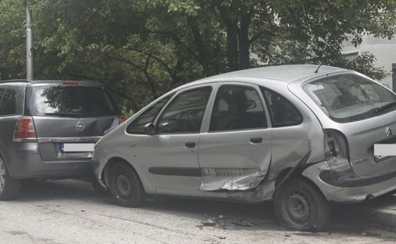 Пиян удари 4 паркирали коли във Велико Търново, с него пътували две деца
