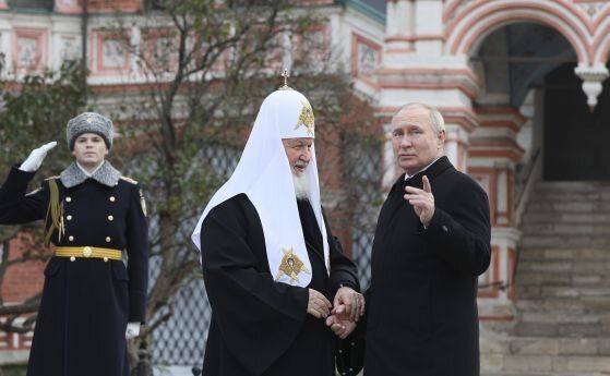 Путин присъства на празничната литургия в Москва