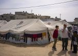 Палестинци, разселени от боевете в Газа, в палатков лагер в Рафах