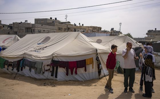 Палестинци, разселени от боевете в Газа, в палатков лагер в Рафах