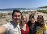 Кирил Петков и семейството му на плаж Корал