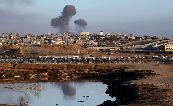 Израелски танкове в Рафа, петима загинали при удари по палестинския град
