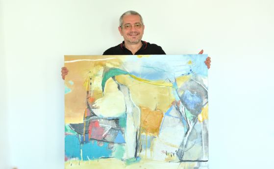 Иво Алексиев с картината на Пламен Бонев „Сцена I“