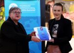  Писателката Елена Алексиева (вдясно) получава грамота от изпълнителния директор на фонда Бисера Йосифова