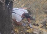 Дежавю: Работници удрят жълтите павета с чук
