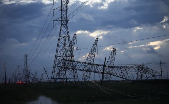 Бури в Тексас взеха жертви, 900 000 домакинства без ток
