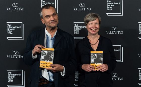 Майкъл Хофман (преводач) и Джени Ерпенбек (автор) си поделят Букър за преводен роман