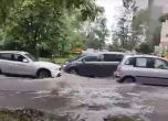 Силен дъжд, градушка и наводнени улици в София (видео)