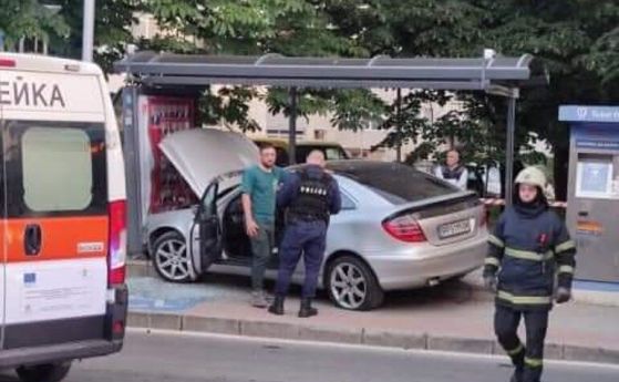 Кола се вряза в спирка във Варна