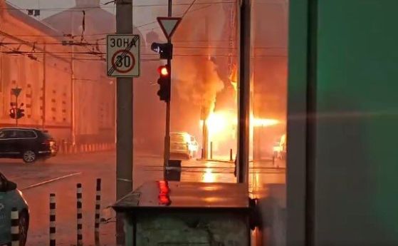 Късо съединение заради силната буря подпали електрически стълб до Халите в София (видео)
