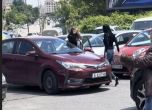Зрелищна разправия между две жени на столичен паркинг, стигна се до умишлен челен удар (видео)