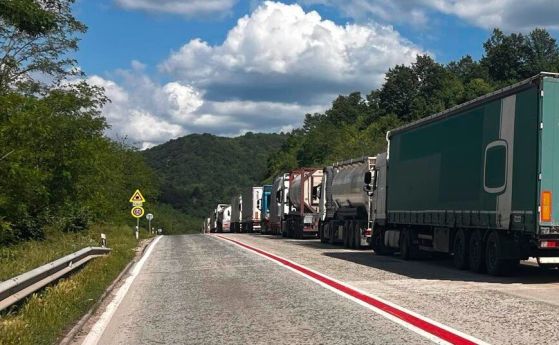 ЕК настоява България да въведе таксуване на камионите според замърсяването