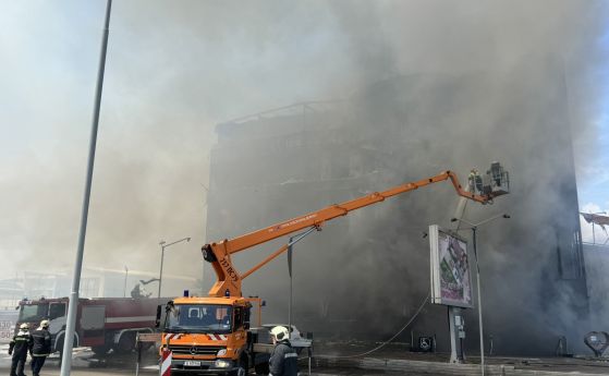 Огнена стихия в склад на хипермаркет във Варна, спасяват трима блокирани там (снимки)