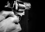 Мъж стреля с пистолет в двора на училище в Костенец