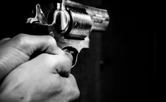 Мъж стреля с пистолет в двора на училище в Костенец