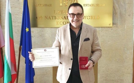 Проф. Любомир Стойков с почетен медал от УНСС